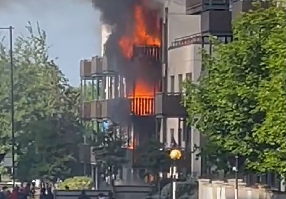 Λονδίνο: Μεγάλη φωτιά σε πενταώροφη πολυκατοικία στο Κρόιντον – Μάχη με τις φλόγες δίνουν 80 πυροσβέστες