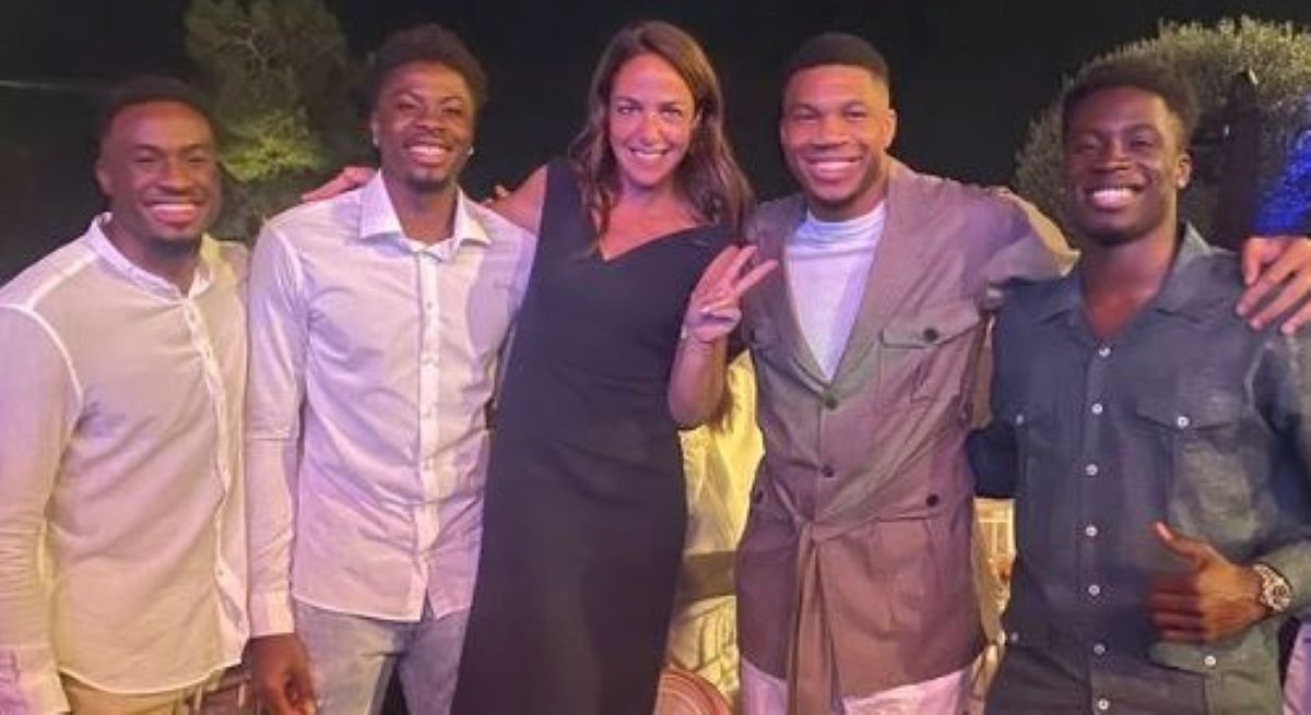 Γιάννης Αντετοκούνμπο: Η Δόμνα Μιχαηλίδου στάθηκε στο… ύψος για να φωτογραφηθεί με τους Antetokounbros