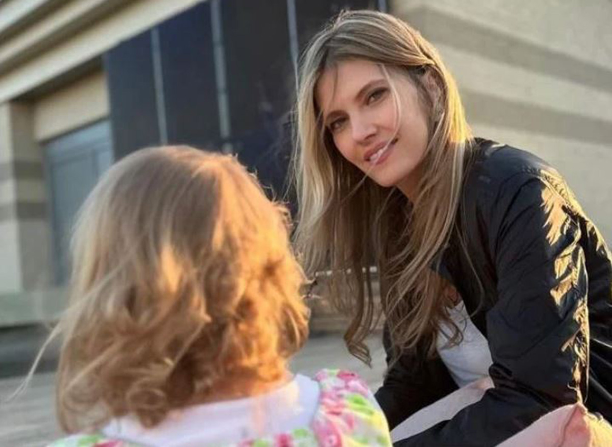 La Repubblica: Επέστρεψε η Εύα Καϊλή στο Ευρωκοινοβούλιο μαζί με την 2 ετών κόρη της