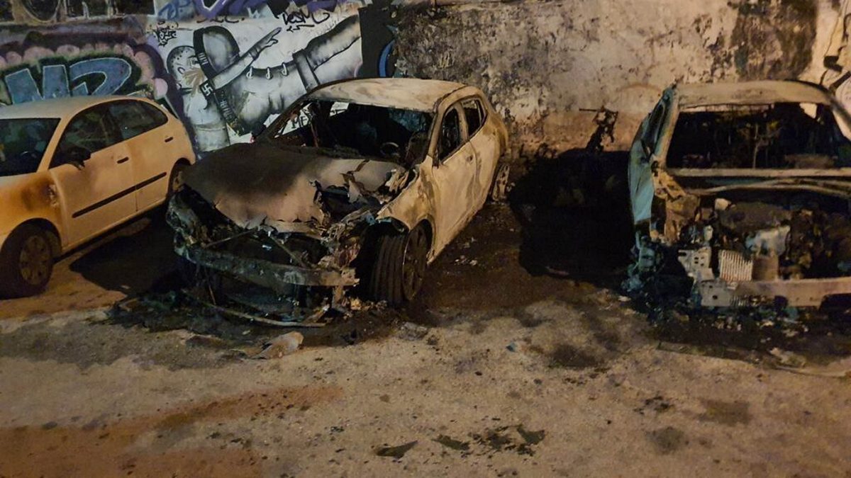 Εξάρχεια: Εμπρησμός σε τρία αυτοκίνητα που ήταν σταθμευμένα στη συμβολή των οδών Ζωοδόχου Πηγής και Ανδρέα Μεταξά