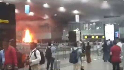Ινδία: Φωτιά στο αεροδρόμιο της Καλκούτας