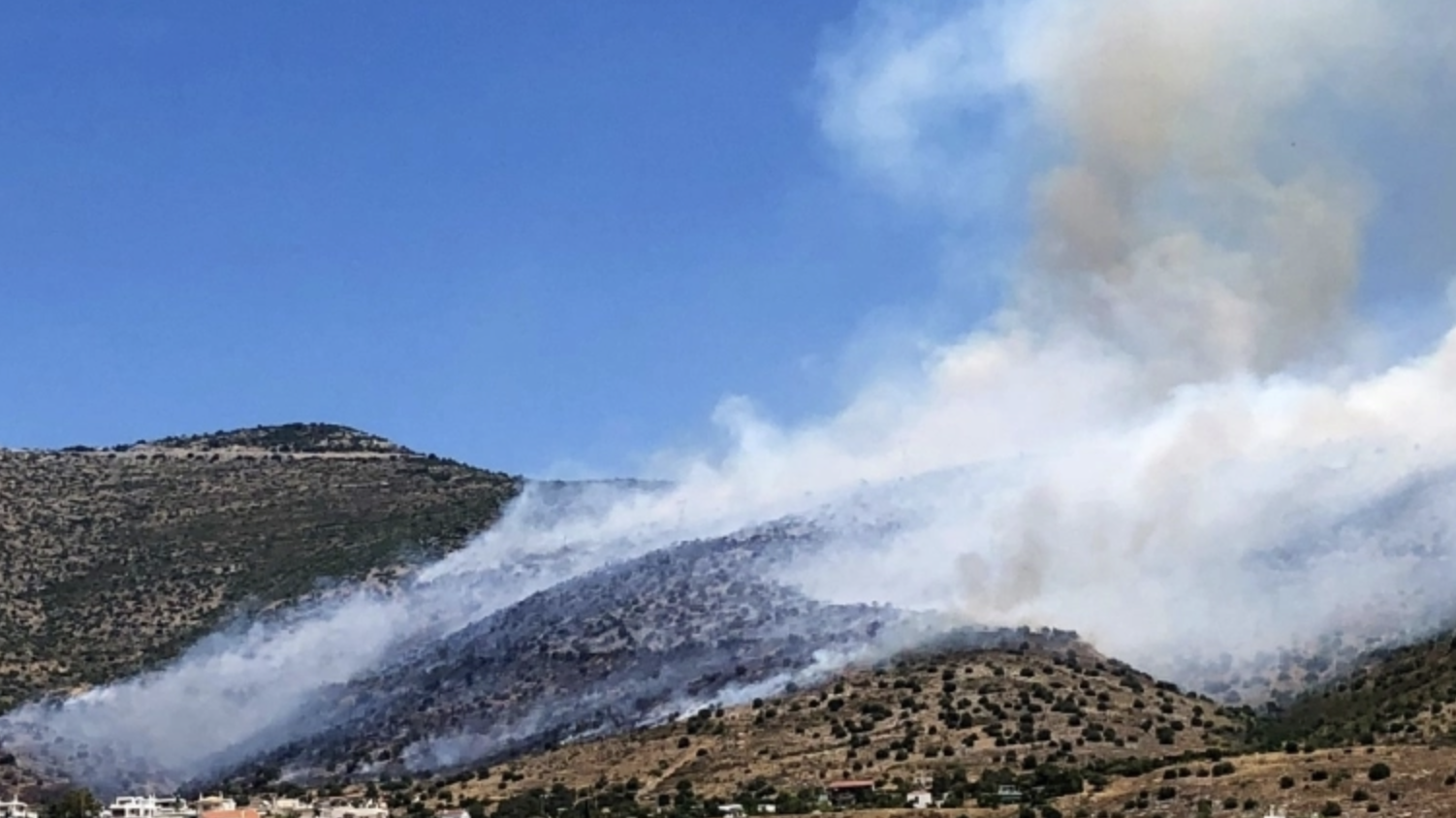Λάρισα: Μαίνεται φωτιά σε δασική έκταση στο Κυψελοχώρι – Μεγάλη κινητοποίηση της Πυροσβεστικής