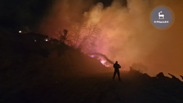 Συναγερμός για φωτιά στη Ρόδο – Εκκενώθηκε ξενοδοχείο