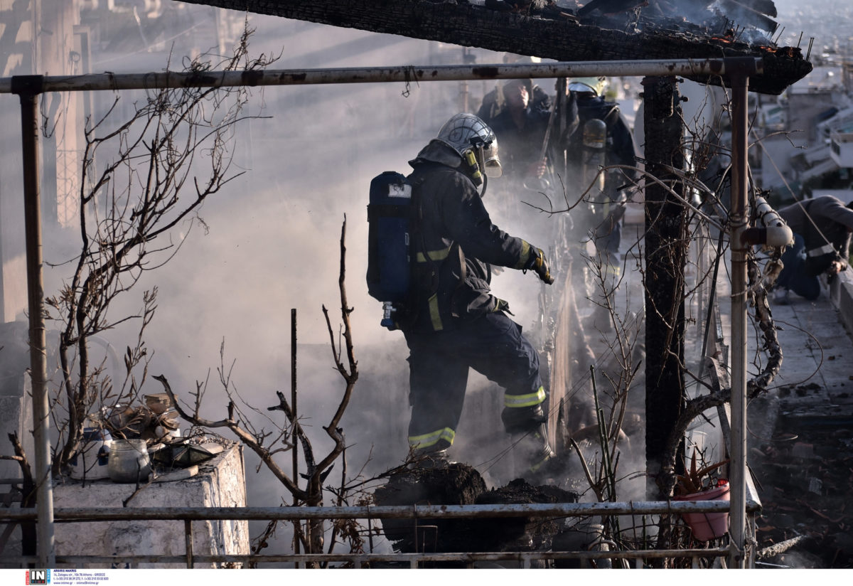 Φωτιά σε πολυκατοικία στην Αθήνα – Απομακρύνθηκαν οι ένοικοι