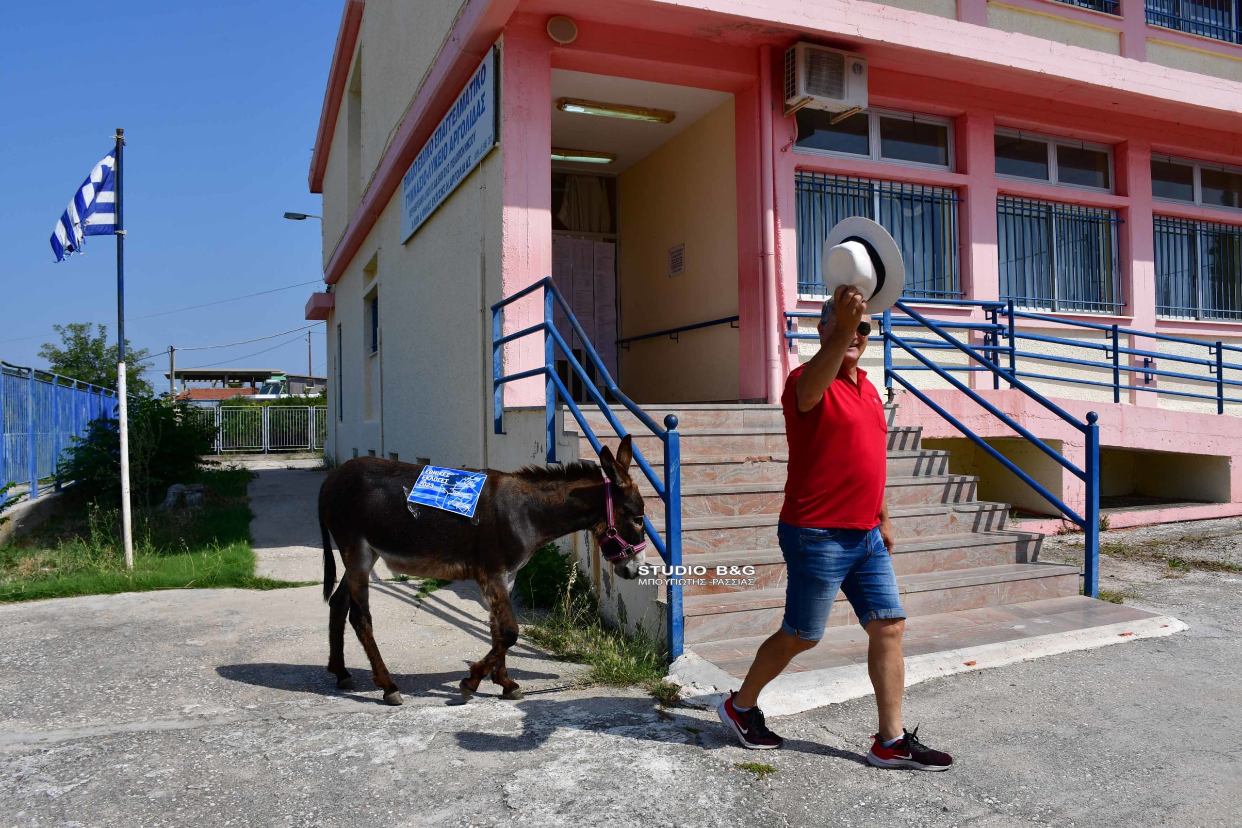 Εκλογές 2023: Με τον γάϊδαρό του στις κάλπες