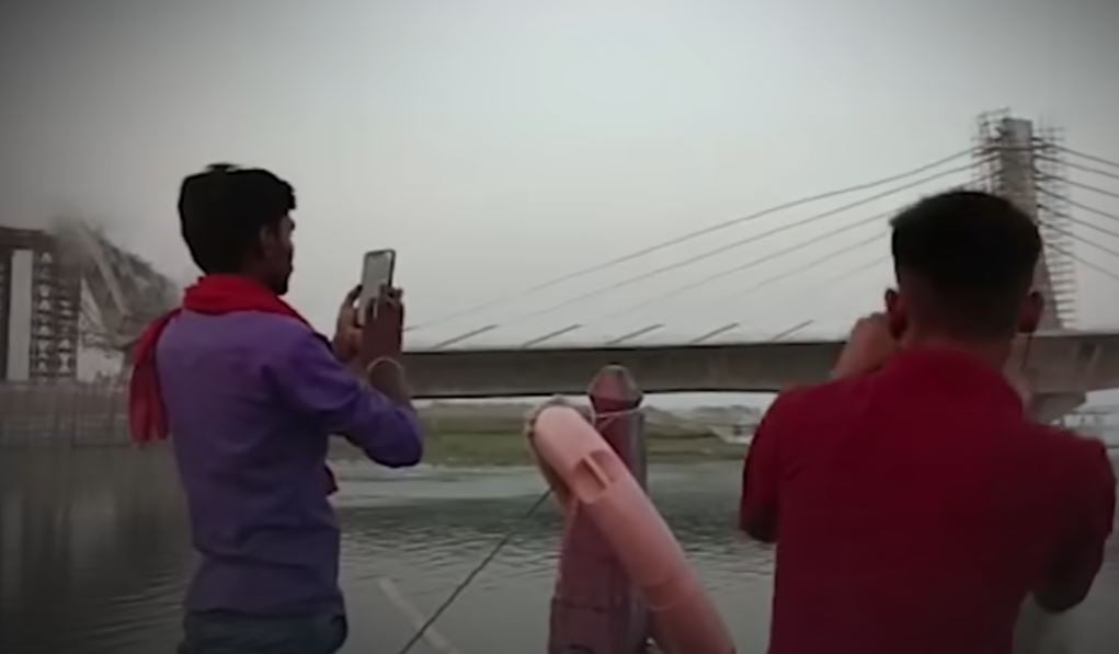 Ινδία: Η στιγμή που καταρρέει γέφυρα στον ποταμό Γάγγη – ΒΙΝΤΕΟ