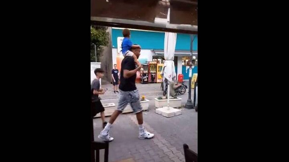 Γιάννης Αντετοκούνμπο: Πήγε για φαγητό στον Βύρωνα και προκάλεσε χαμό