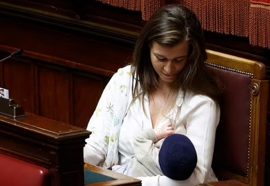 Ιταλία: Βουλευτής θήλασε το μωρό της στο κοινοβούλιο