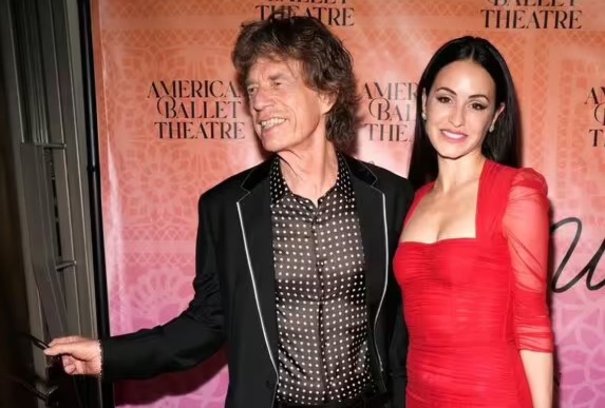 Μικ Τζάγκερ: Ερωτευμένος στο κόκκινο χαλί με την 43 χρόνια μικρότερη σύντροφό του – ΒΙΝΤΕΟ