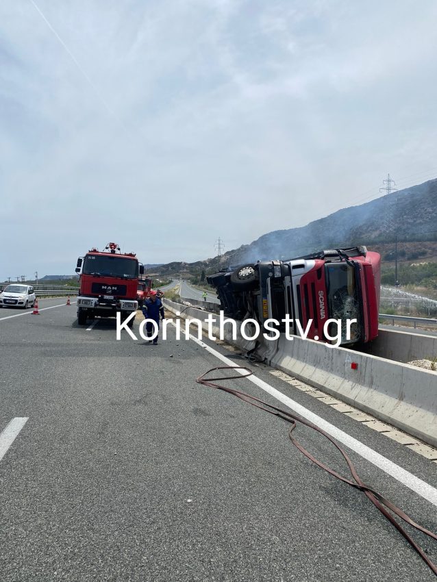 Στις φλόγες νταλίκα που ανετράπη στην εθνική Πατρών – Κορίνθου