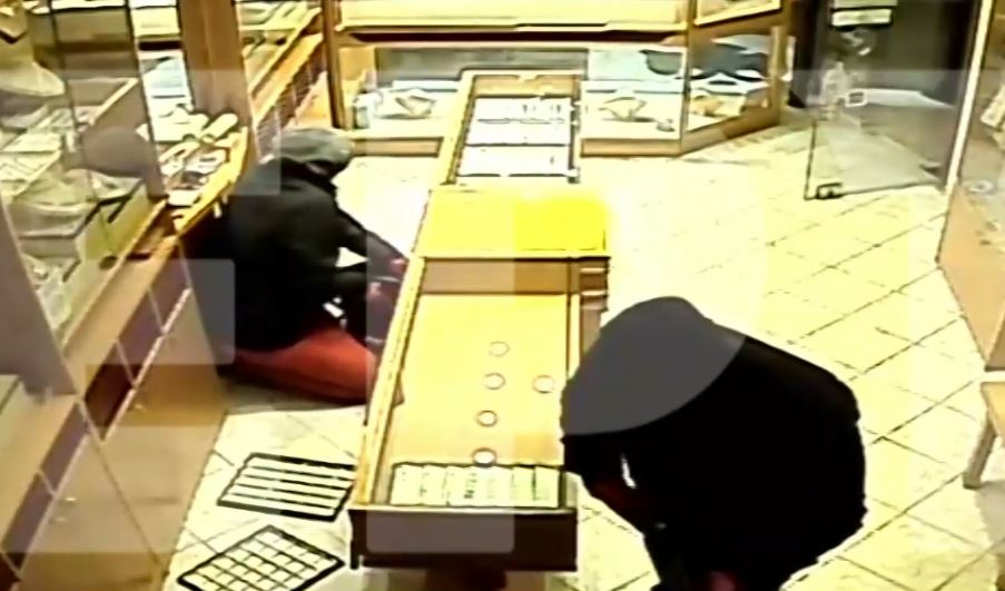Θεσσαλονίκη: ΒΙΝΤΕΟ από ληστεία με καραμπίνες σε κοσμηματοπωλείο – Ταυτοποιήθηκε ο ένας δράστης