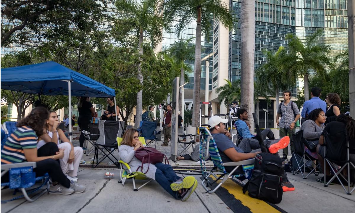 Ντόναλντ Τραμπ: Κοσμοσυρροή έξω από το δικαστήριο στο Μαϊάμι – Τι θα πει για το κατηγορητήριο