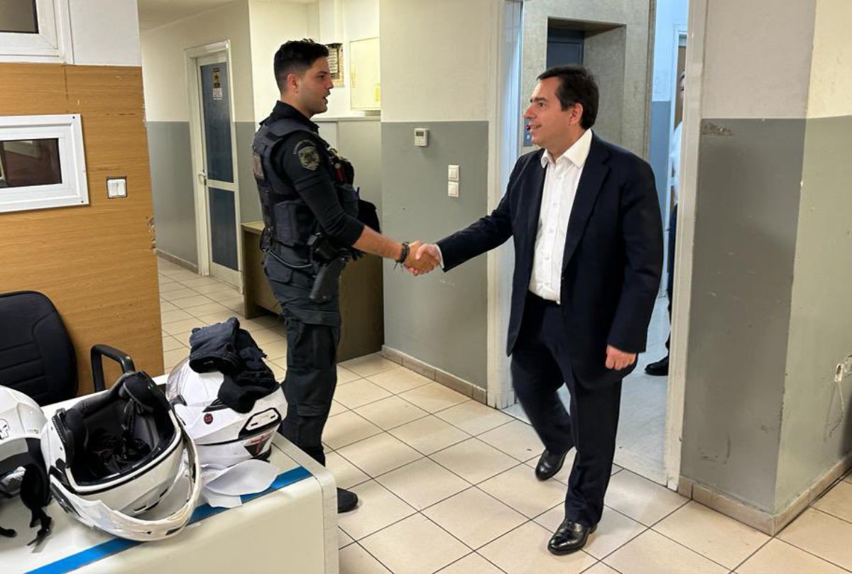 Νότης Μηταράκης: Επισκέφθηκε το αστυνομικό τμήμα Ομονοίας τα μεσάνυχτα και συνομίλησε με στελέχη της ΕΛΑΣ