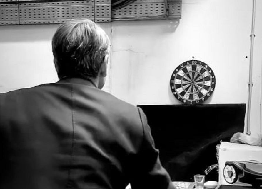 Κυριάκος Μητσοτάκης βελάκια