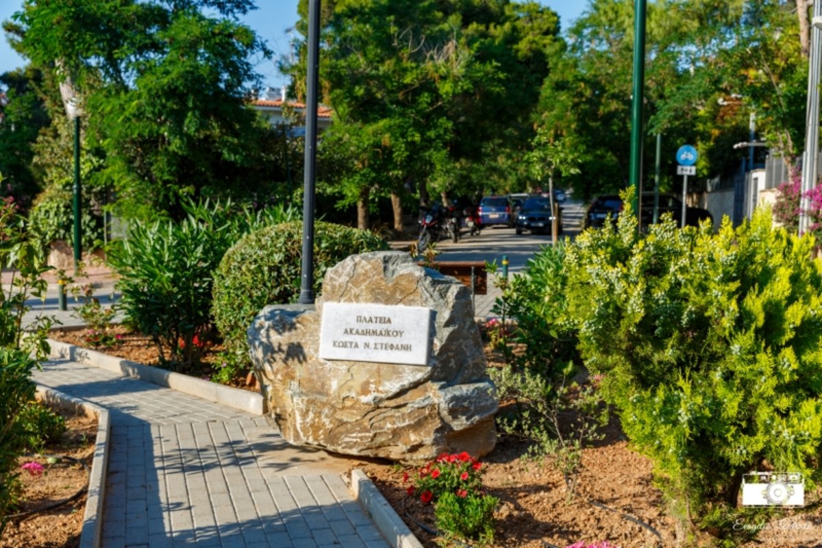 Νέα Ερυθραία: Σε κλίμα συγκίνησης τα αποκαλυπτήρια της μαρμάρινης πλάκας στην μνήμη του Κώστα Στεφανή – ΦΩΤΟ