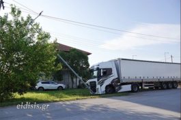 Κιλκίς: Νταλίκα έπεσε πάνω σε κολώνα