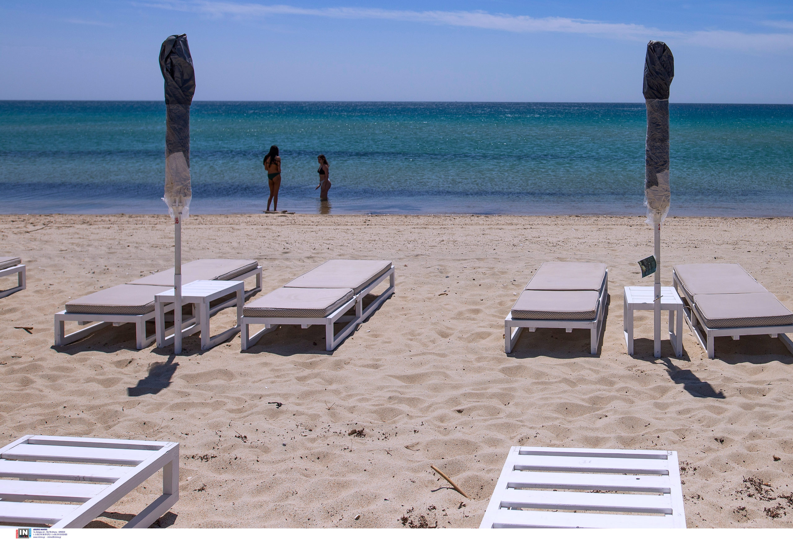 Τήνος: Μπαράζ συλλήψεων για παράνομες πέργκολες, ξαπλώστρες, καναπέδες και μπαρ σε παραλίες