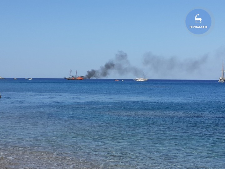 Φωτιά σε τουριστικό πλοιάριο στη Ρόδο – Σε εξέλιξη μεγάλη κινητοποίηση: Στο νοσοκομείο μία 9χρονη