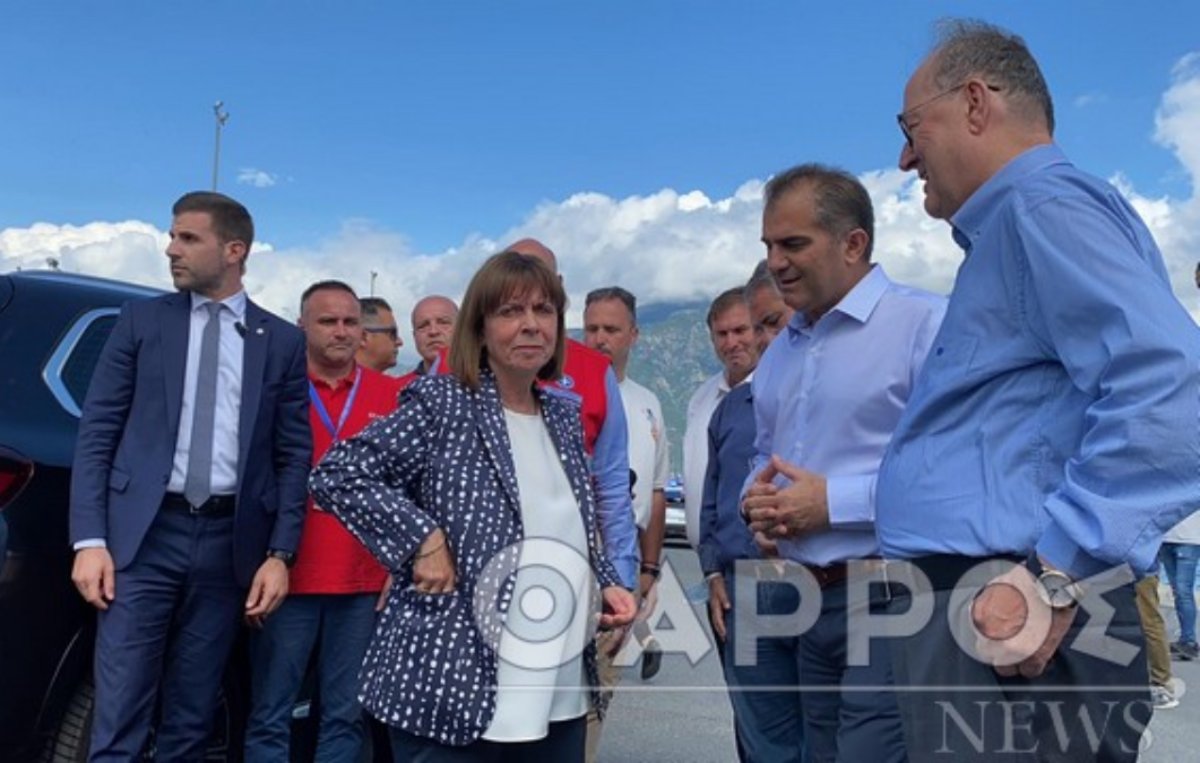 Ναυάγιο στην Πύλο: Στην Καλαμάτα η Κατερίνα Σακελλαροπούλου – Το φραστικό επεισόδιο με πολίτες – ΒΙΝΤΕΟ