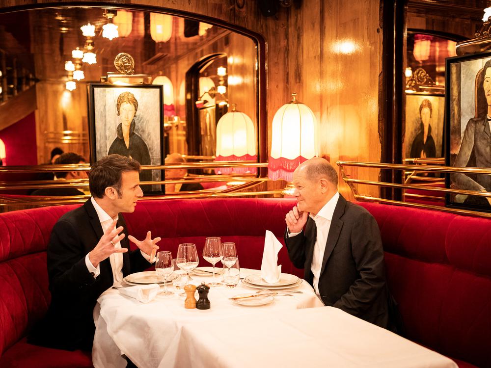 Γερμανία: Το δείπνο Σολτς – Μακρόν στο Πότσνταμ – Για πρώτη φορά ο καγκελάριος υποδέχεται ξένο ηγέτη στον τόπο διαμονής του