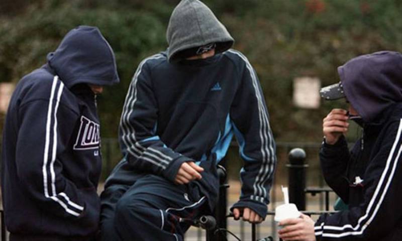 Καμίνια: Συμμορία «απήγαγε», ξυλοκόπησε και λήστεψε 20χρονο – Αποκλειστικό