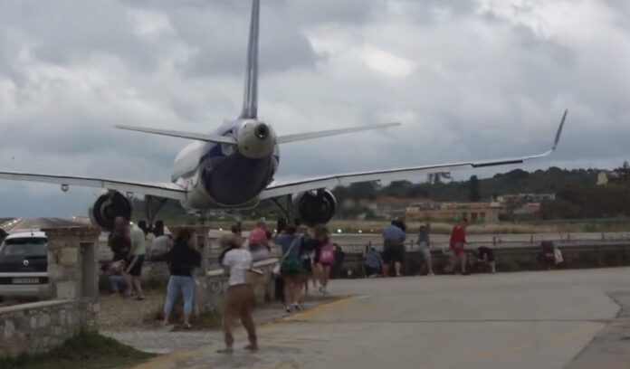 Αεροπλάνο στην Σκιάθο... απογειώνει τουρίστες