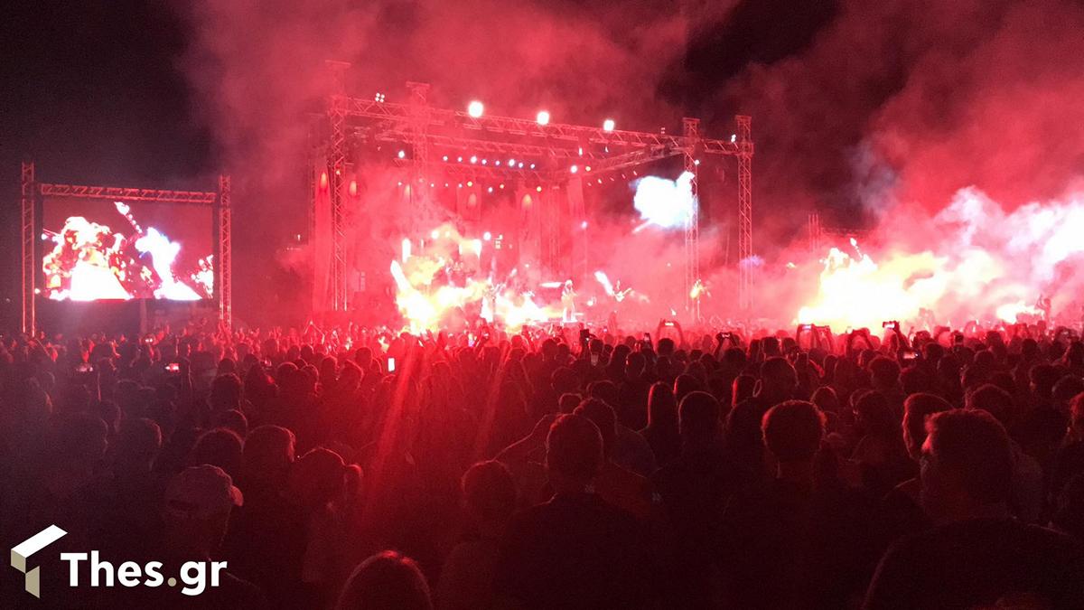 Βασίλης Παπακωνσταντίνου: Ο αιώνιος έφηβος ξεσήκωσε το κοινό στο γήπεδο της Καλαμαριάς – Το φιλί στην Ελένη Ράντου