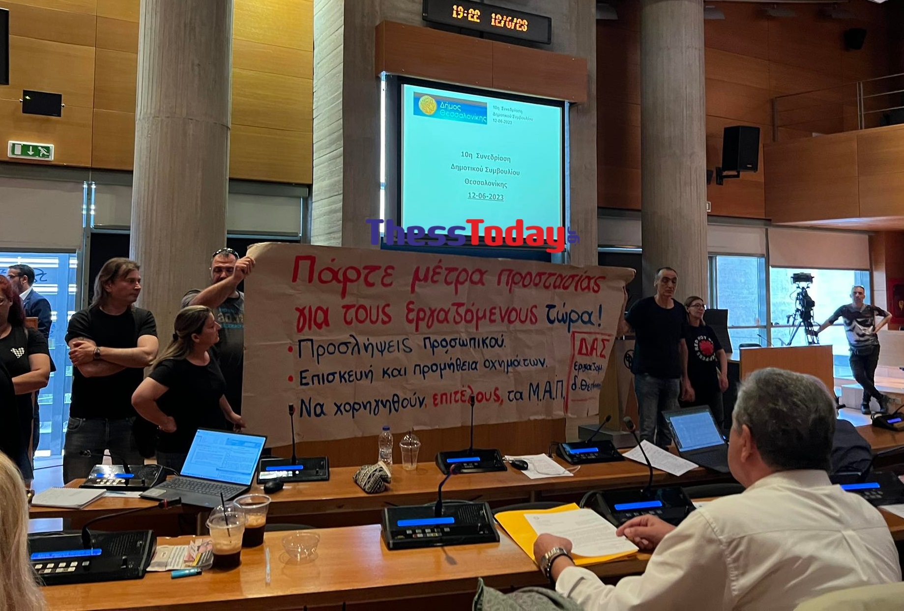 Θεσσαλονίκη: Χαμός στο δημοτικό συμβούλιο – Έσβησαν τα φώτα για να φύγουν εργαζόμενοι που διαμαρτύρονται