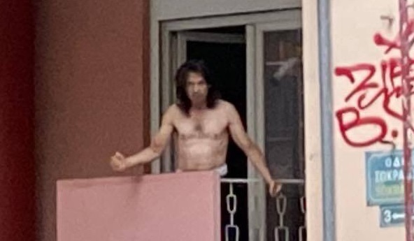 Θρίλερ στη Θεσσαλονίκη: Παραμένει ταμπουρωμένος ο άνδρας που απείλησε με μαχαίρι 15χρονο – Βρίζει τους αστυνομικούς