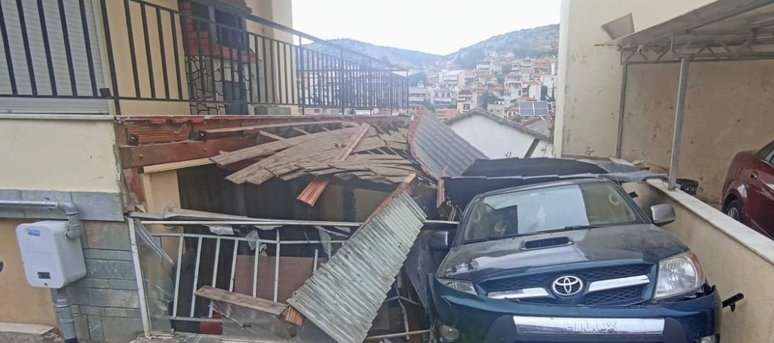Θεσσαλονίκη: Αυτοκίνητο «μπούκαρε» στην αυλή σπιτιού – ΦΩΤΟ