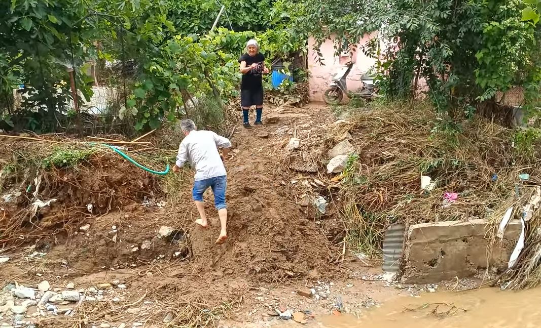 Θεσσαλονίκη: Ηλικιωμένος καρκινοπαθής εγκλωβίστηκε από την καταιγίδα – Ο γιος του πηγαίνει φάρμακα διασχίζοντας ρέμα