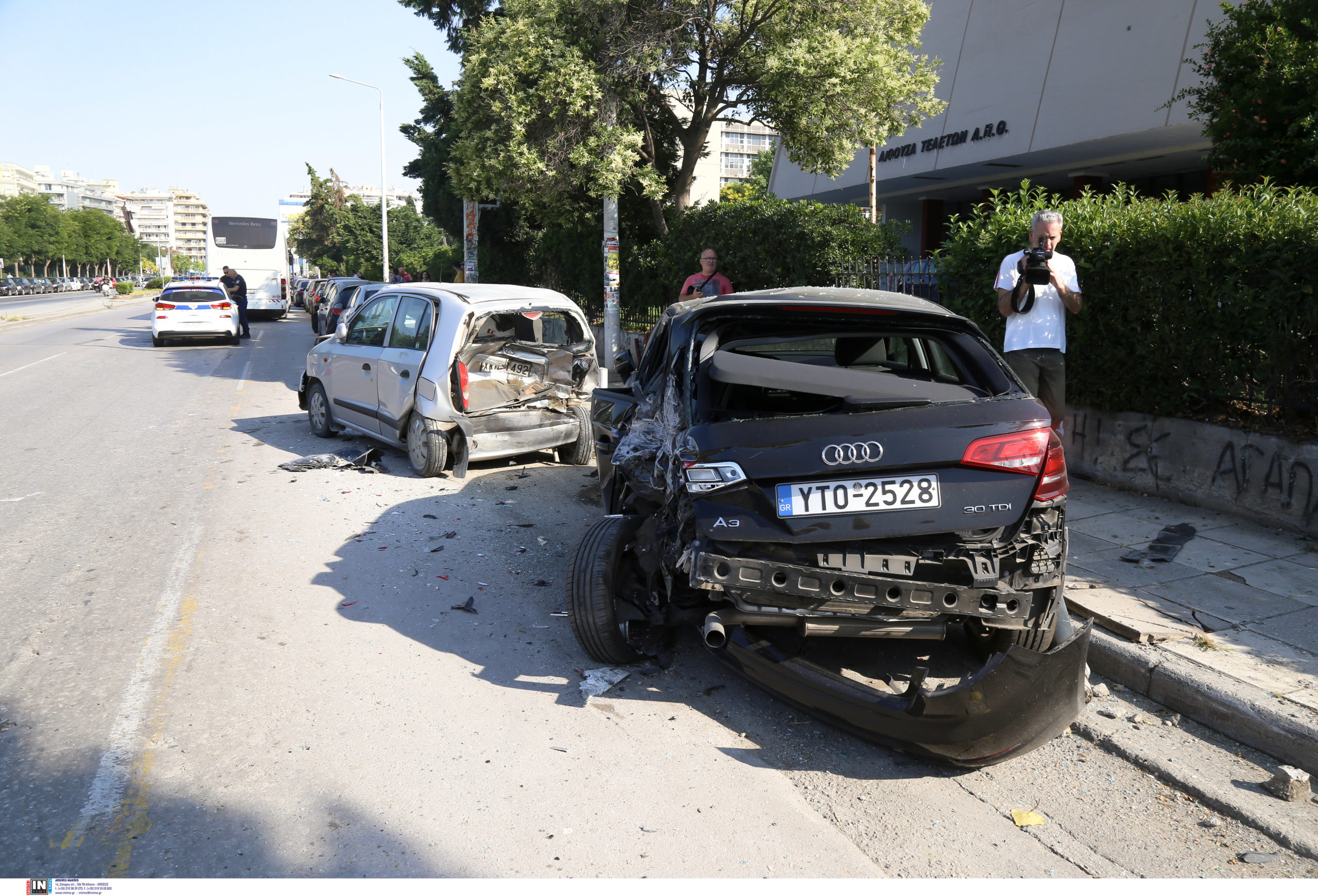 Θεσσαλονίκη: «Δεν κατάλαβα πώς έγινε» λέει ο οδηγός του λεωφορείου που έπεσε σε σταθμευμένα αυτοκίνητα