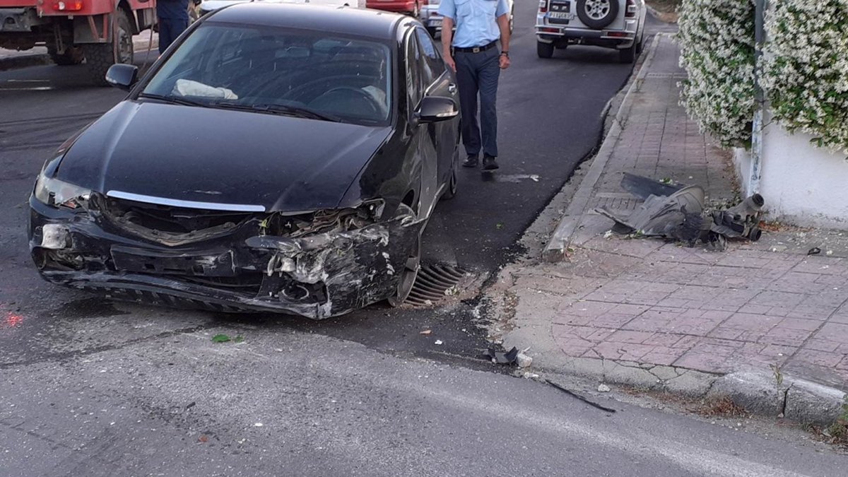 Λάρισα: Αυτοκίνητο εξετράπη της πορείας του και κατέληξε σε μαντρότοιχο – ΦΩΤΟ