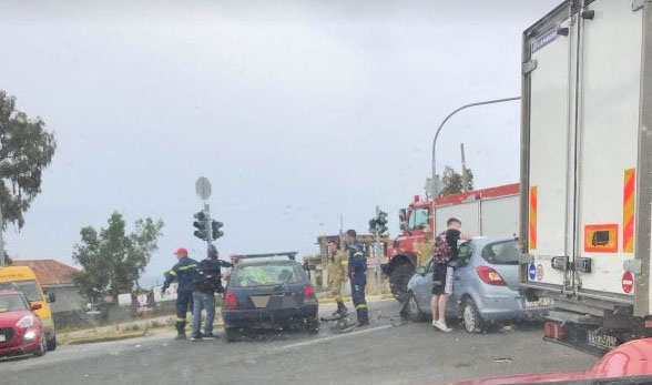 Τροχαίο στη Μαραθώνος – Απεγκλωβίστηκαν δύο ηλικιωμένοι
