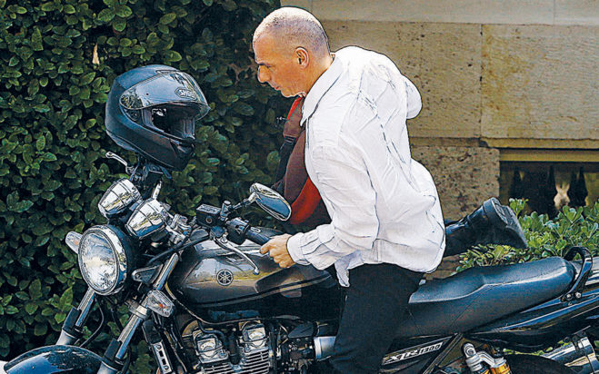O Γιάνης Βαρουφάκης με μηχανή