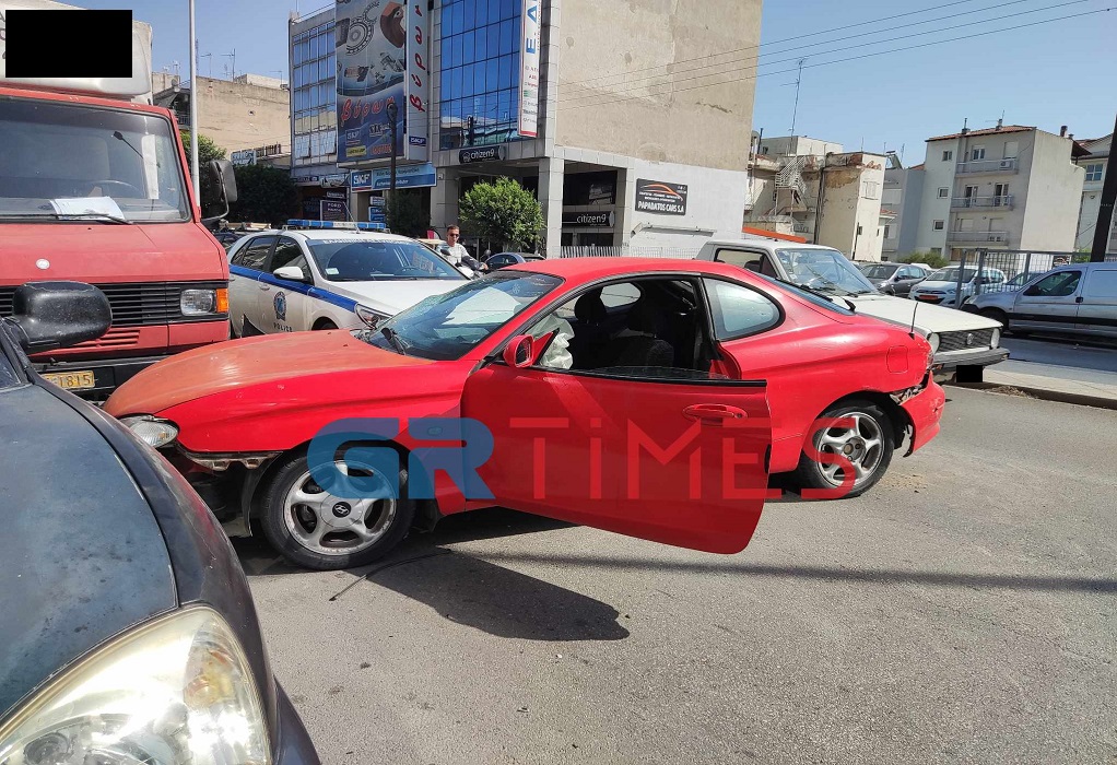 Θεσσαλονίκη: Αυτοκίνητο σε τρελή πορεία «καρφώθηκε» σε σταθμευμένα οχήματα – ΦΩΤΟ και ΒΙΝΤΕΟ