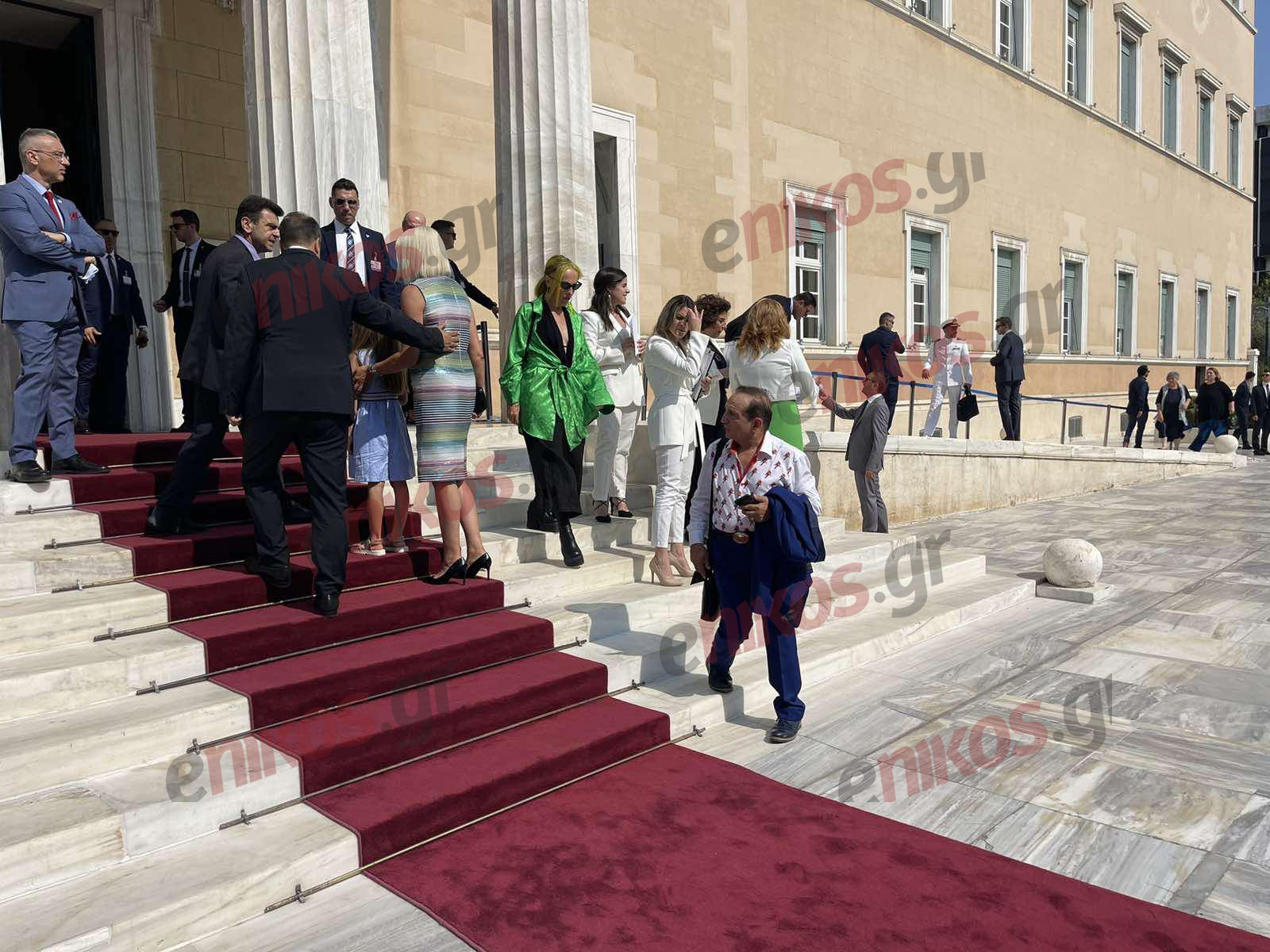 Ο Σπύρος Μπιμπίλας, βουλευτής της Πλεύσης Ελευθερίας, την ώρα που φτάνει στη Βουλή