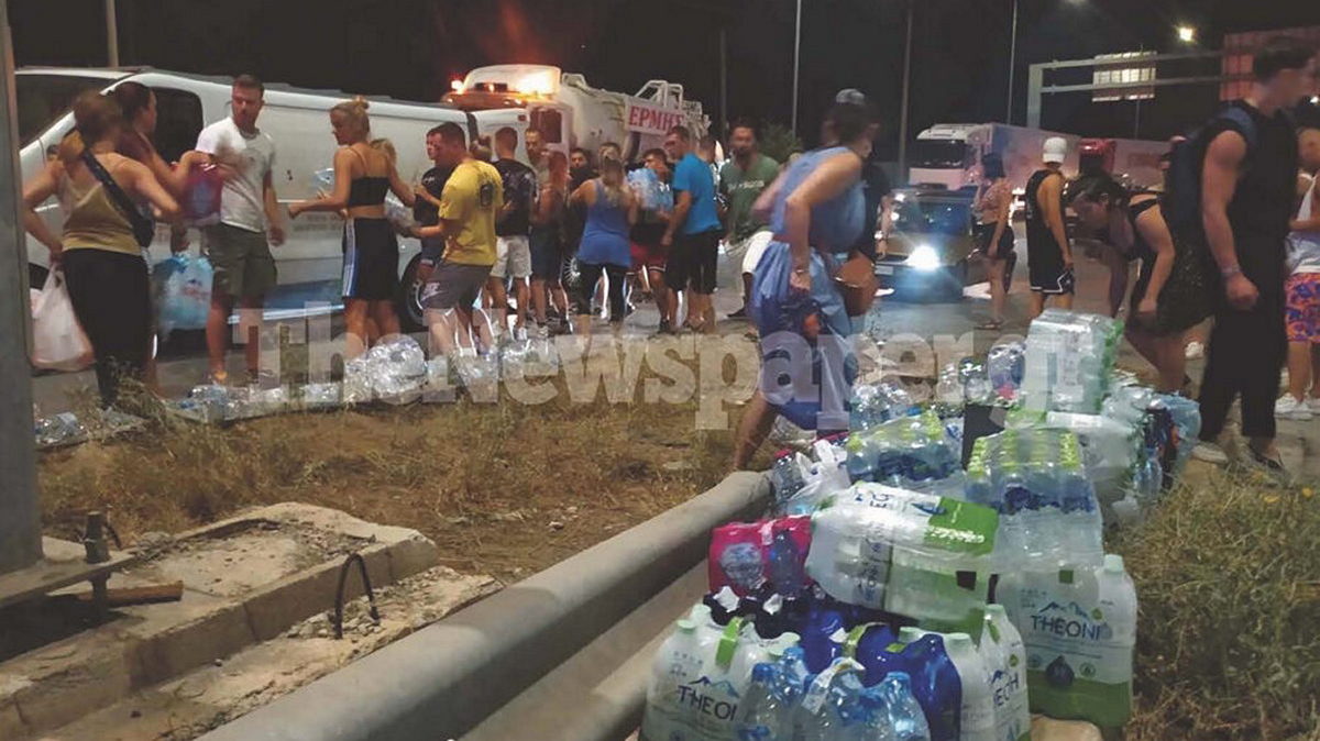 Βόλος: Συγκινητικές στιγμές με πολίτες που συγκεντρώνουν νερά και τρόφιμα για πυροσβέστες και πληγέντες – ΒΙΝΤΕΟ