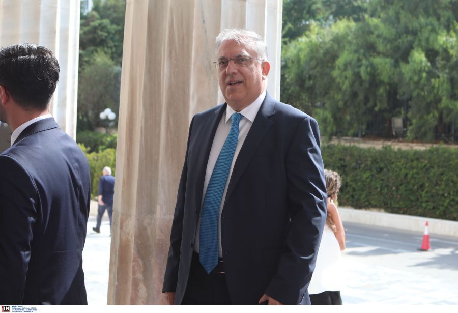 Έφταση στη Βουλή ο Τάκης Θεοδωρικάκος