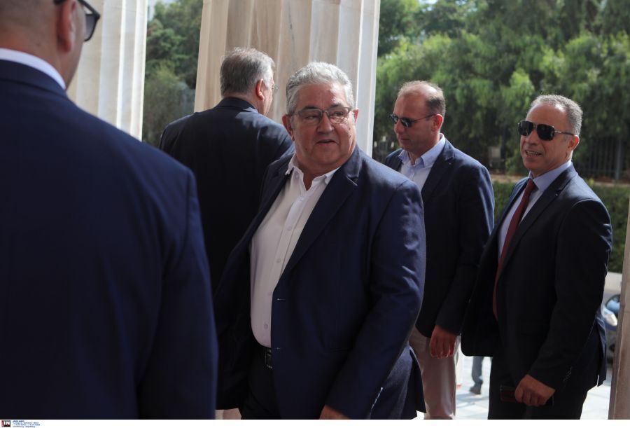 Ο Γενικός Γραμματέας της Κ.Ε. του ΚΚΕ Δημήτρης Κουτσούμπας φτάνει στη Βουλή για την ορκωμοσία