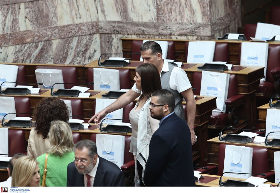 Η Ζωή Κωνσταντοπούλου και ο σύντροφός της Διαμαντής Καραναστάσης λίγο πριν καθίσουν στη θέση τους στην αίθουσα