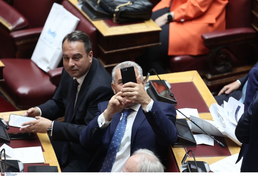 Βουλευτές βγάζουν φωτογραφίες στην αίθουσα πριν από την ορκωμοσία