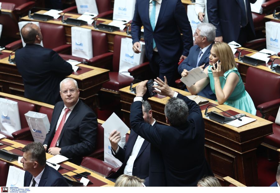 Βουλευτές βγάζουν φωτογραφίες στην αίθουσα πριν από την ορκωμοσία