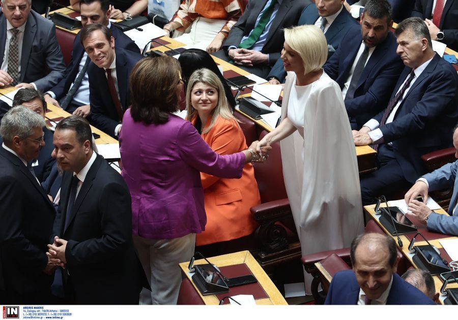 Στιγμιότυπα μέσα από την αίθουσα λίγο πριν από την ορκωμοσία