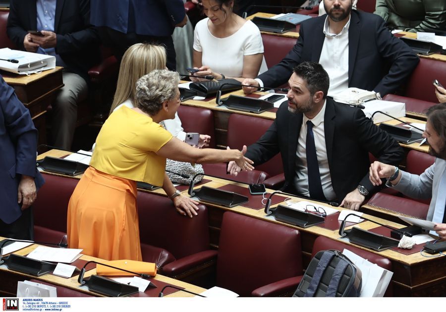 Στιγμιότυπα μέσα από την αίθουσα λίγο πριν από την ορκωμοσία