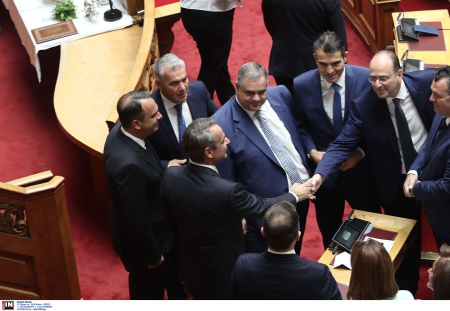 Στιγμιότυπα μέσα από την αίθουσα λίγο πριν από την ορκωμοσία