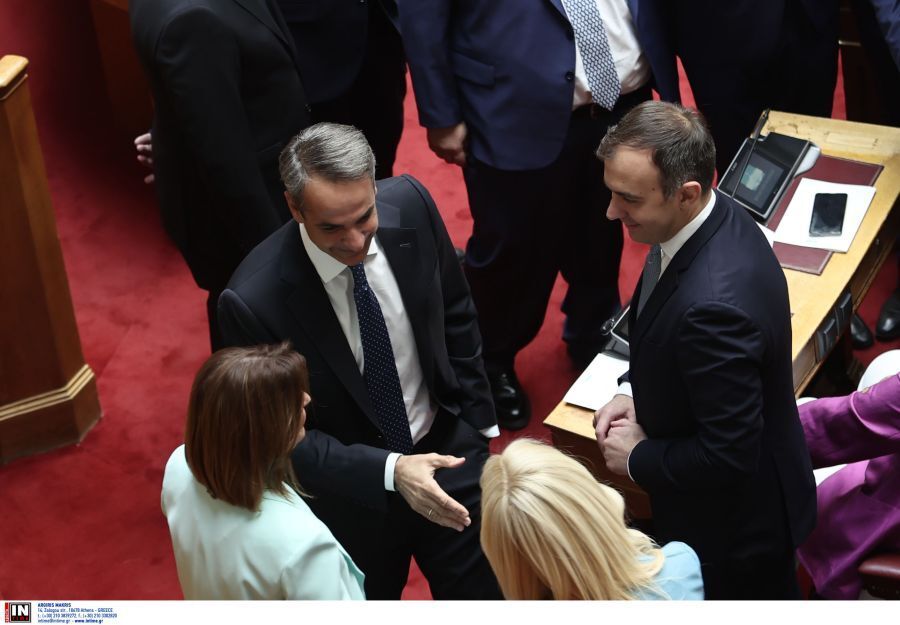 Στιγμιότυπα μέσα από την αίθουσα λίγο πριν από την ορκωμοσία