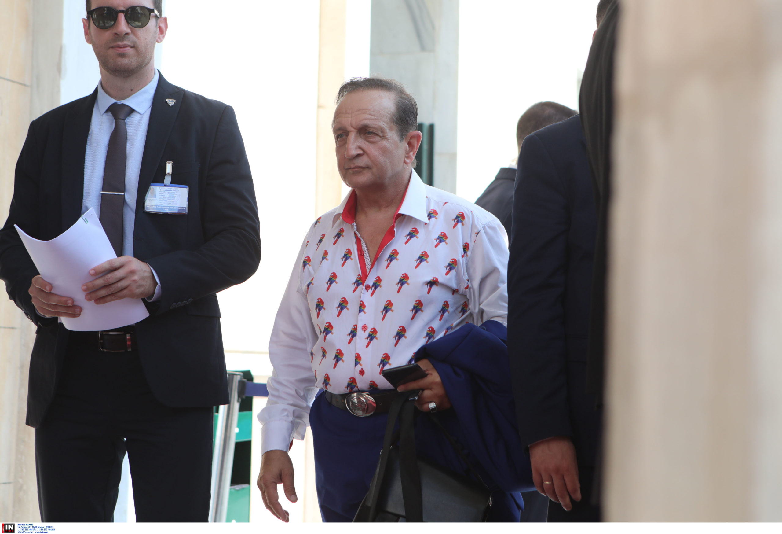 Σπύρος Μπιμπίλας: Τι απαντά για το πουκάμισο με τα παπαγαλάκια που φόρεσε στην ορκωμοσία της Βουλής