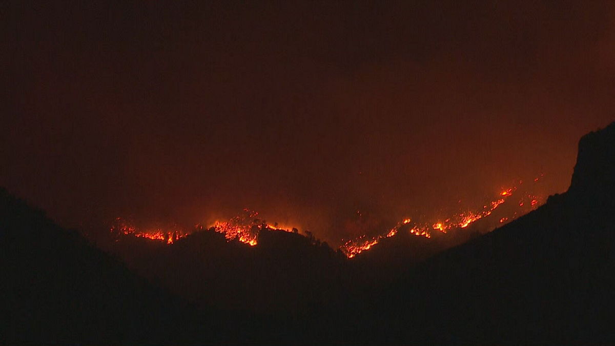 Αναζωπυρώθηκε το πύρινο μέτωπο στα Καλύβια – Καίγονται σπίτια στον οικισμό Στίπιζα