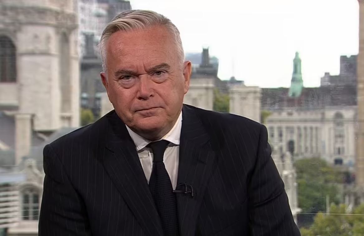 BBC: Ο Χιου Έντουαρντς είναι ο παρουσιαστής που κατηγορείται ότι πλήρωσε για σεξουαλικές φωτογραφίες – Πώς αποκαλύφθηκε